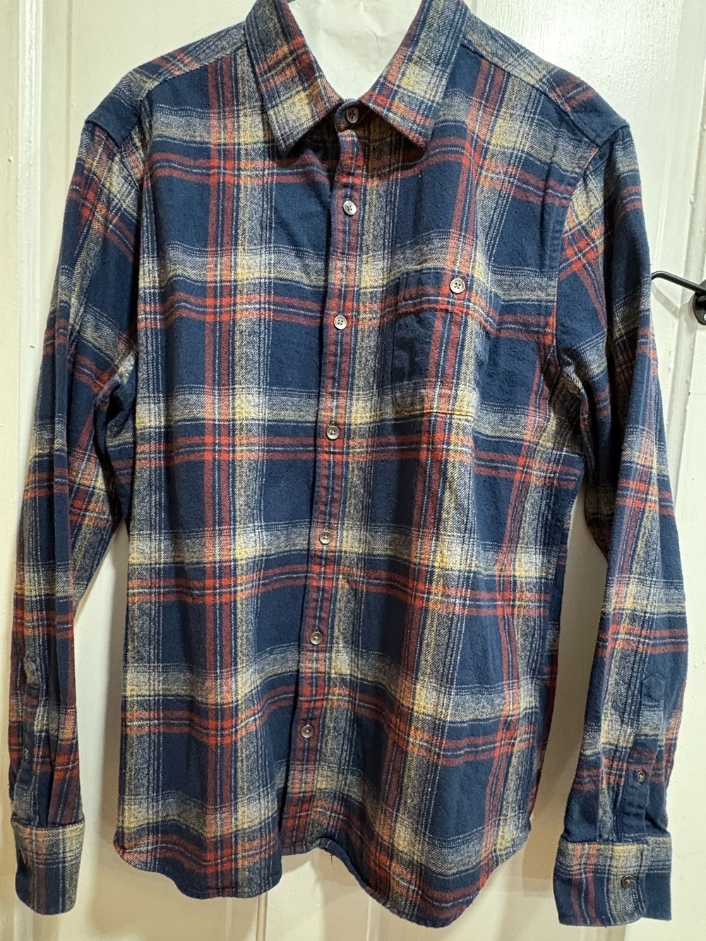 Men's Navy Plaid Long-Sleeve Button-Down Shirt - Casual Comfort